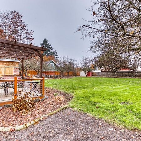 Cozy Coleman St. Cottage Bethel Екстериор снимка